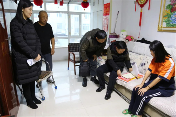 点希望之光 以关爱之名——黑龙江省青冈法院院长孙长久春节前走访慰问贫困家庭