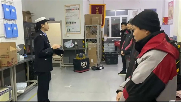 黑龙江省齐齐哈尔交警：女警宣讲团为快递骑手送上交通安全“年货”