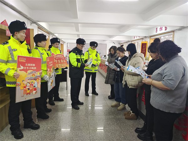 黑龙江省大兴安岭地区公安局阿木尔分局：交警齐上阵 春运宣传火热进行中