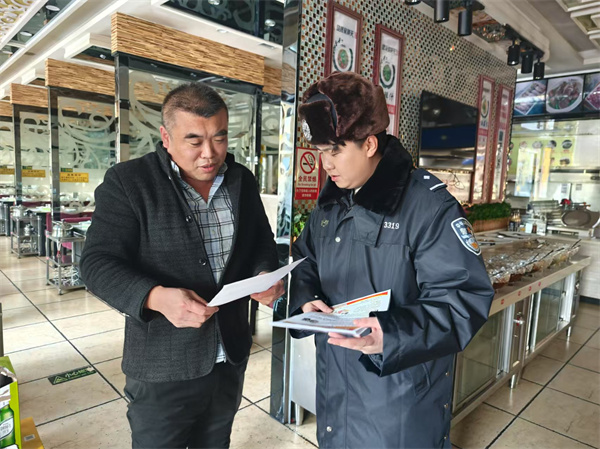 黑龙江省漠河市公安局经侦大队开展节前普法宣传活动