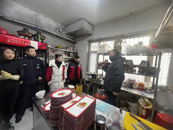 黑龙江省明水县公安局联合县消防救援大队和团结社区开展节前消防安全隐患排查行动