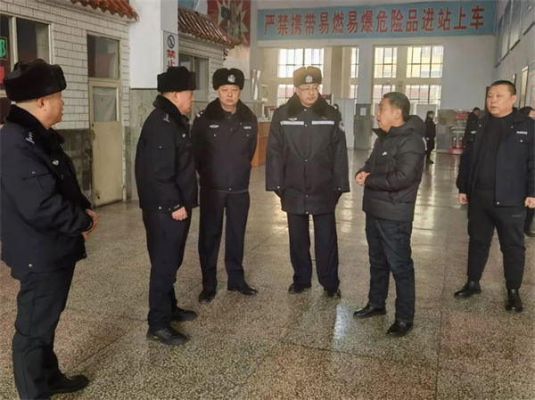 黑龙江省绥化市公安局交通警察支队副支队长丛少华、郑春雷深入肇东督导检查春运春节期间道路交通安全管理工作