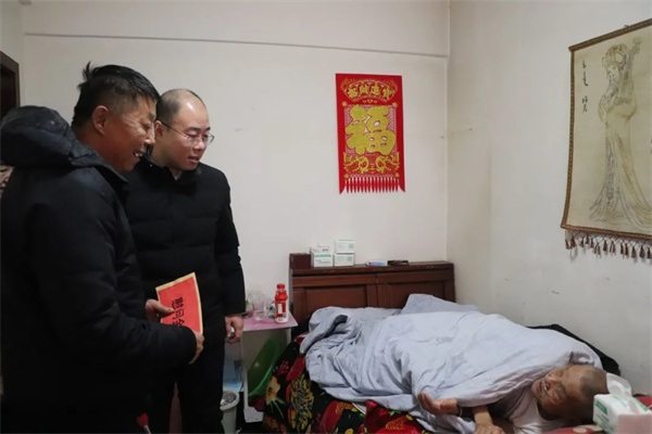 黑龙江省伊春市金林区人民法院党组书记、院长王振雷走访慰问困难群众