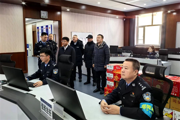 黑龙江省北安市政府主要领导除夕走访慰问一线公安民警辅警