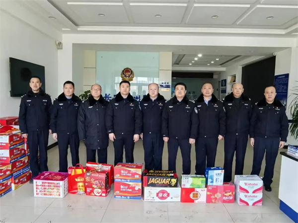黑龙江省佳木斯市公安局向阳分局党委班子除夕慰问基层所队值班人员