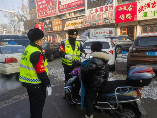 黑龙江省齐齐哈尔龙江公安：迎风战雪 春节中的最美雪“警”