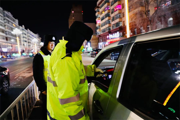 黑龙江省北安市公安局反恐交巡特警大队：节后整治宣传齐头并进 严查酒驾不放松