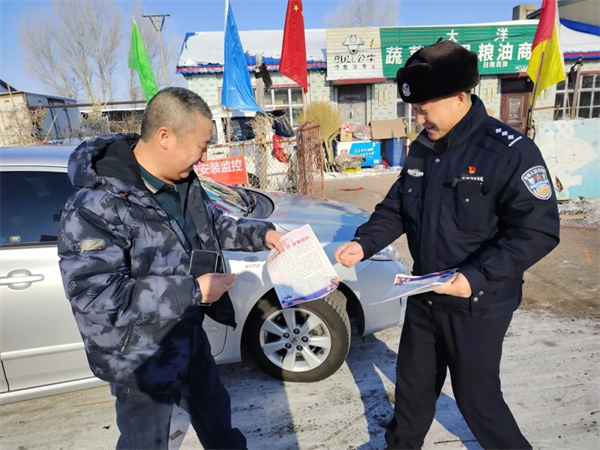 黑龙江省明水交警走进辖区育林乡开展道路交通安全宣传活动