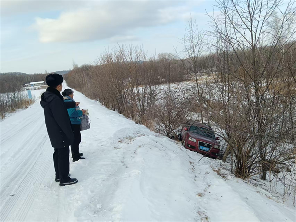 黑龙江林区公安：冰天雪地车被困 民警救援暖人心