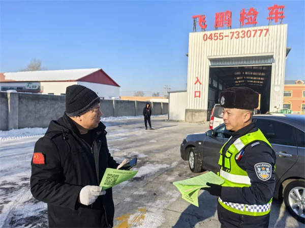 传递绿色出行理念 黑龙江省安达交警在行动