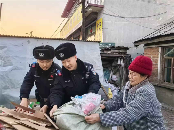 黑龙江冰城公安：敬老助老 情暖夕阳