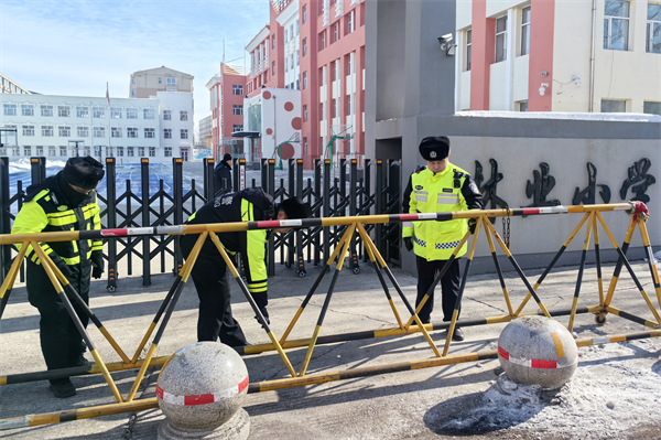 黑龙江省林区公安：开学第一天 交警“护学岗”准时上线