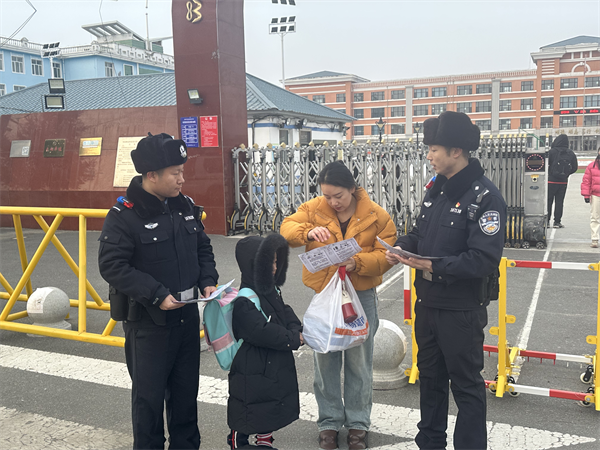 黑龙江林区公安：开学啦！迎春公安陪你一起“报到”