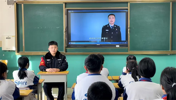 黑龙江省齐齐哈尔市公安局铁锋分局多措并举打造校园平安“开学季”
