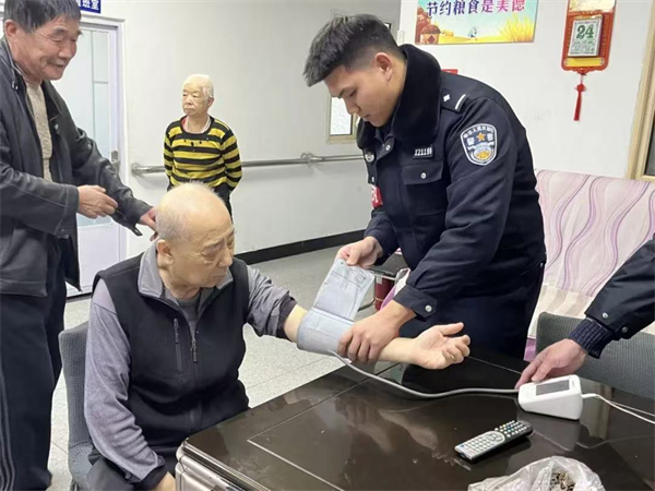 春“锋”送暖 追“锋”有我——黑龙江省佳木斯市公安机关开展“学雷锋”志愿服务活动