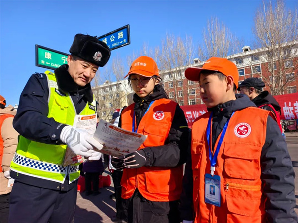 三月春风暖人心，雷锋精神代代传 黑龙江省七台河市公安局交警支队开展“学雷锋纪念日”志愿服务活动