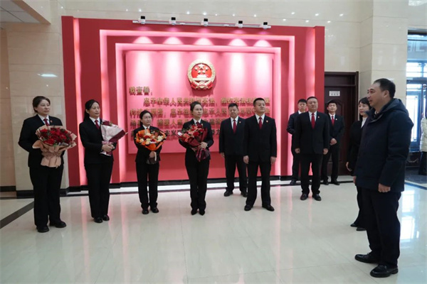 黑龙江省北安市委主要领导“三八”国际妇女节走访慰问北安法院女干警代表