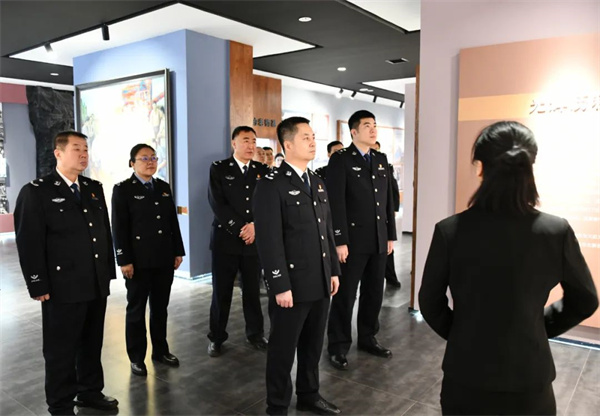 黑龙江省鹤岗市公安局召开党委理论学习中心组2025年第二次集体学习会议