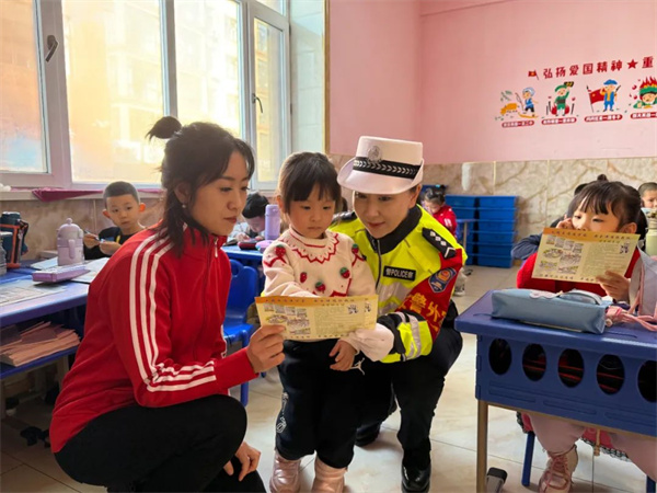 “警”握小手 与盛泰萌娃“童”行  黑龙江省绥化市公安局交通警察支队兰西大队为萌娃播种安全“萌芽”