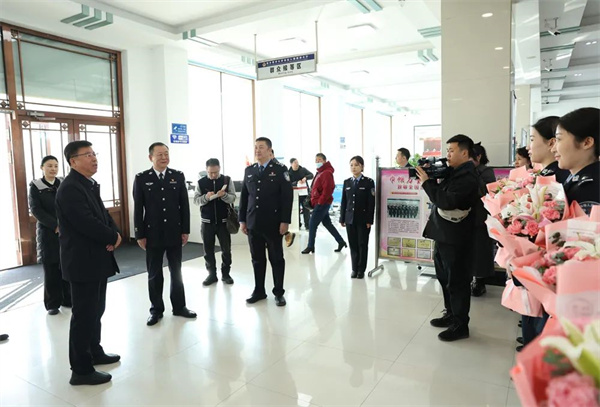 黑龙江省佳木斯市政协领导莅临市公安局出入境管理局转授全国三八红旗集体荣誉