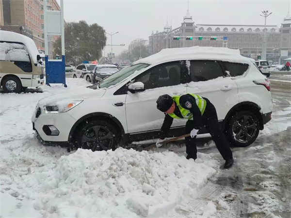 黑龙江省齐齐哈尔公安：风雪中守护出行安全
