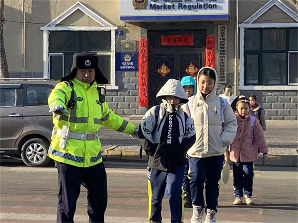站好“护学岗” 筑起“安全墙”——黑龙江省鸡东县公安局交警大队筑牢开学安全防线