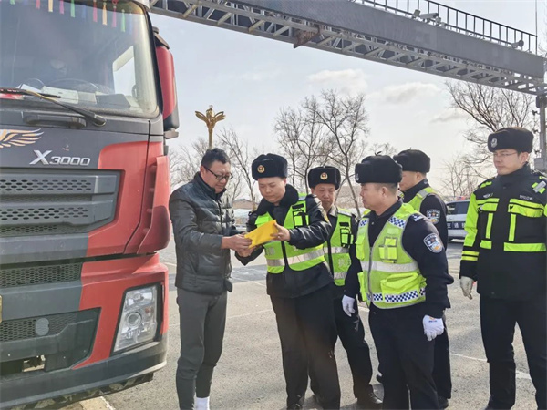 黑龙江省青冈县公安局：“路警联合”开展春融季货运车辆拒绝“超载超限”违法行为道路交通安全宣传活动