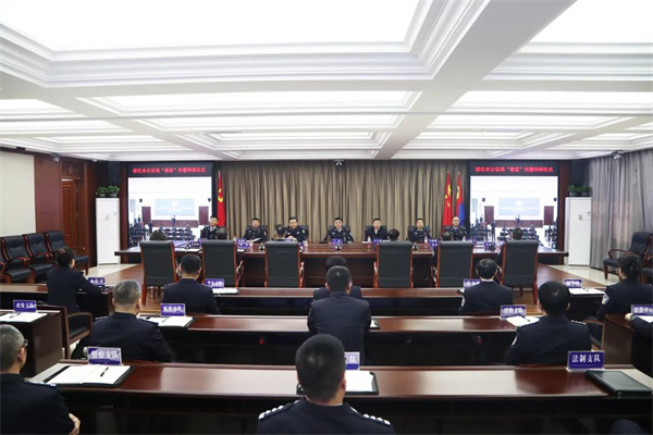 黑龙江省绥化市公安局举行“春苗”民警拜师仪式