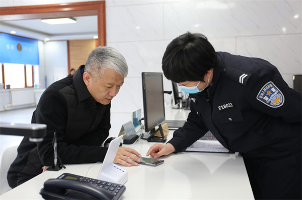 黑龙江省大兴安岭地区公安局十八站分局班子成员到综合服务大厅开展“走流程”活动