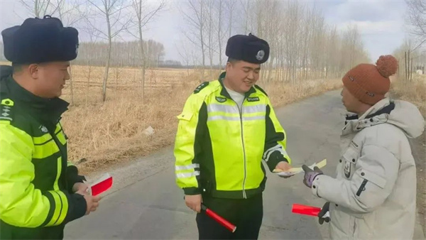 黑龙江省肇东公安交警悉心守护春耕时节“平安路”