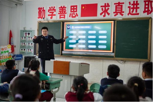 黑龙江省哈尔滨市公安局香坊分局：多维宣传筑防线 织密全民“反诈网”
