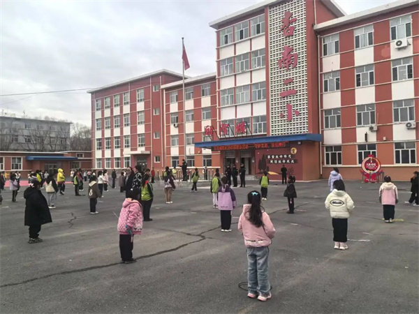 黑龙江省大庆市公安局红岗分局进校园开展反恐防暴安全演练