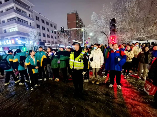 黑龙江省安达交警雨雪天执勤保畅通，守护群众平安路