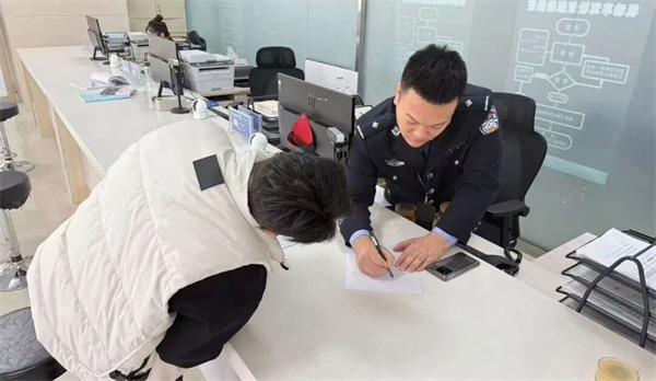 黑龙江省青冈县公安局出入境管理大队用走心服务赢得群众点赞