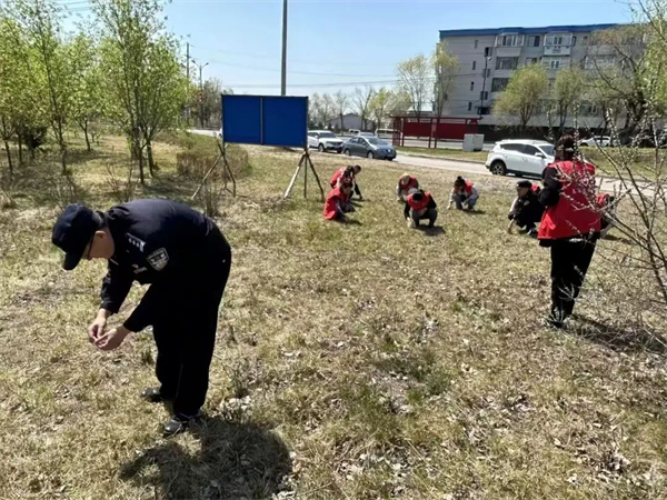 黑龙江省鹤岗公安禁种铲毒踏查行动进行时