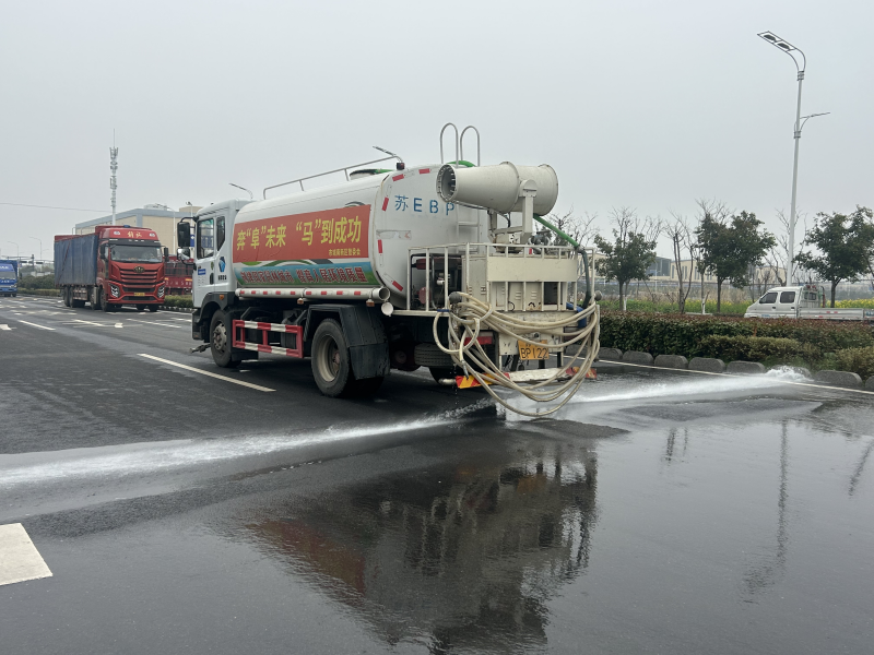 安徽阜阳：突发火情 洒水车秒变“消防车”