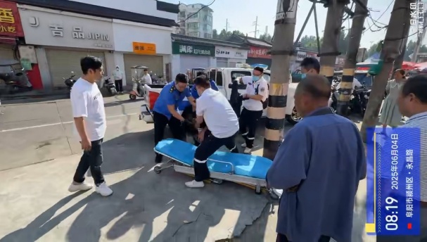 安徽阜阳市颍州区城管局执法队员伸援手救助醉酒青年