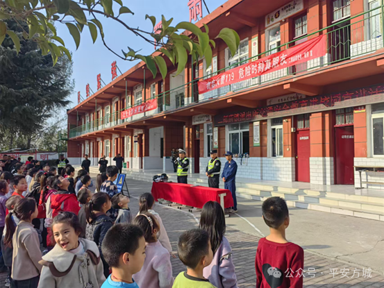 河南南阳方城县公安局：警民携手护校园 交通安全教育进行时