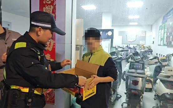 河南南阳桐柏县公安局：大眼“萌禽”落难  警民“接力”救助