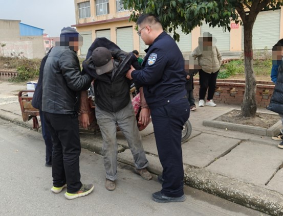河南省南阳市桐柏县公安局：醉酒老汉路边眠  警民暖心助归家