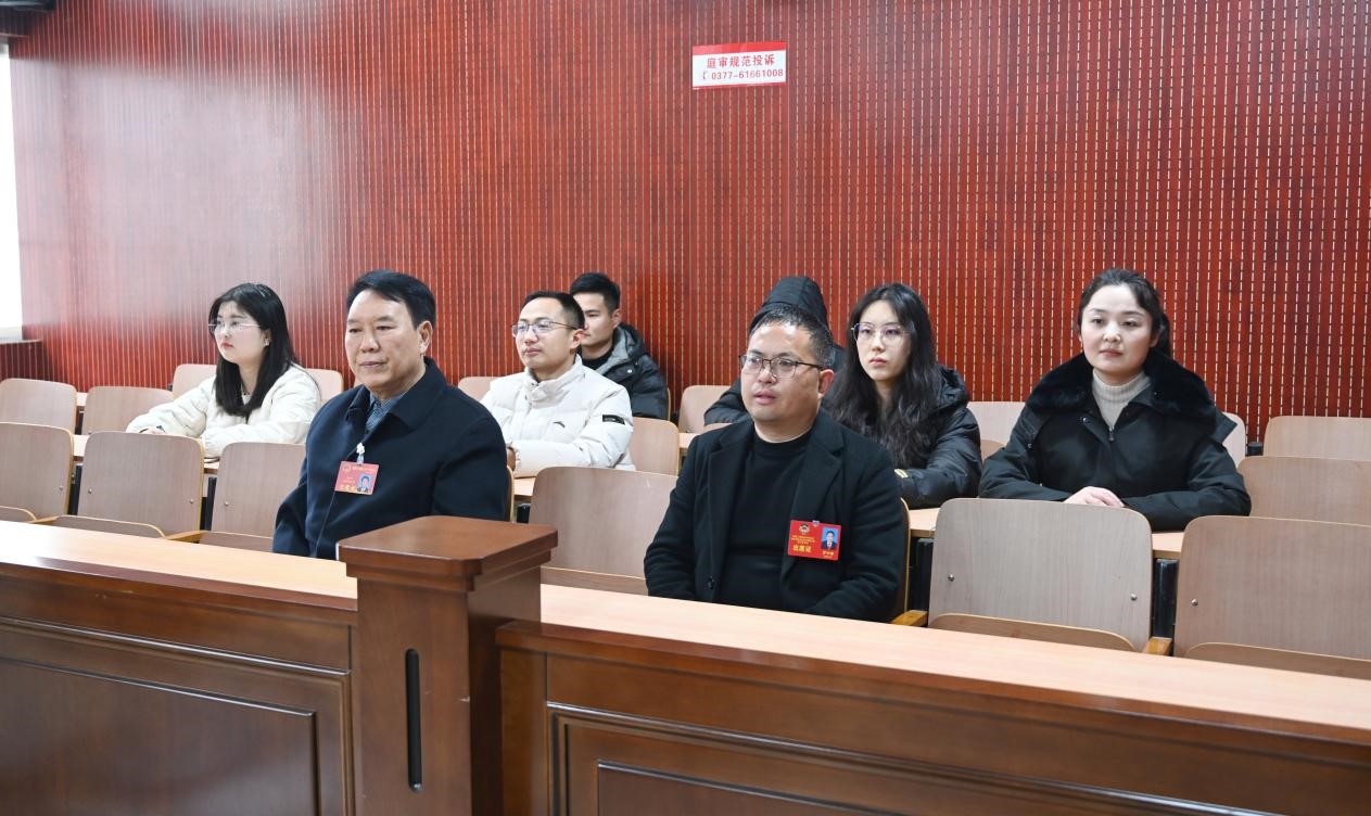 河南省南阳市高新区法院邀请代表委员旁听刑事案件庭审
