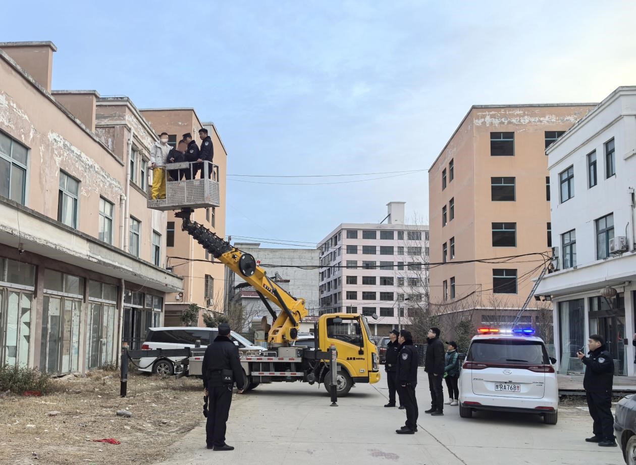 河南省南阳市新野县法院：老赖翻墙躲房顶？ 法院提供“吊车服务”
