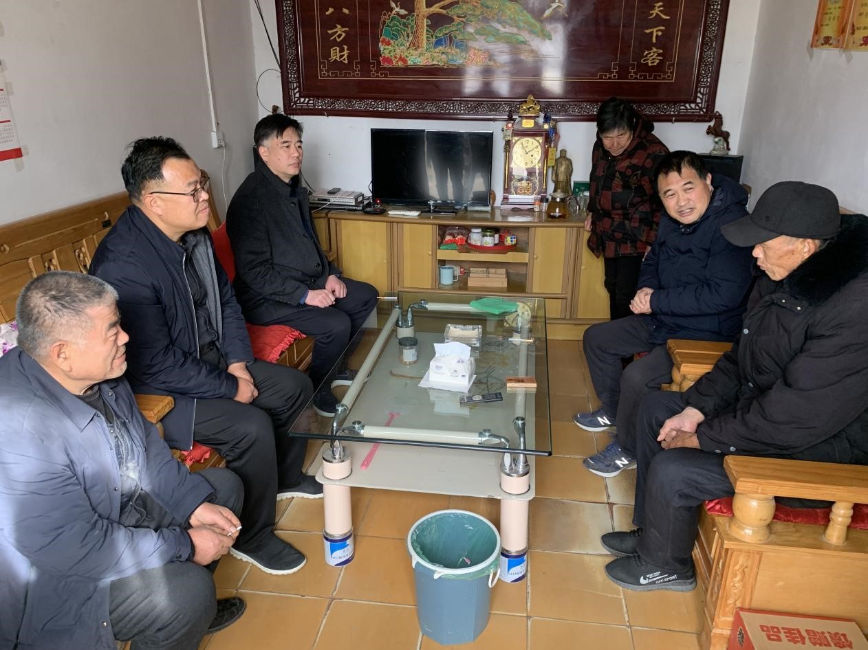 河南省南阳市社旗县法院院长春节前走访慰问困难党员和群众