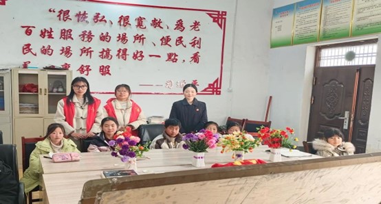 河南嵩县法院联合团县委开展“送给孩子一束法治的光”主题法治宣传活动