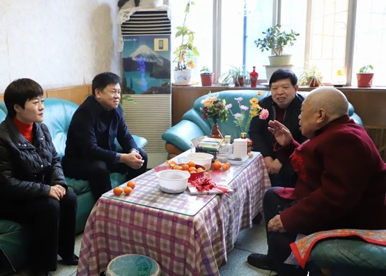 河南灵宝法院开展春节前走访慰问退休老干部活动