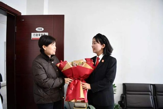 河南洛阳市中院党组成员、副院长张艳红一行到汝阳法院走访慰问干警