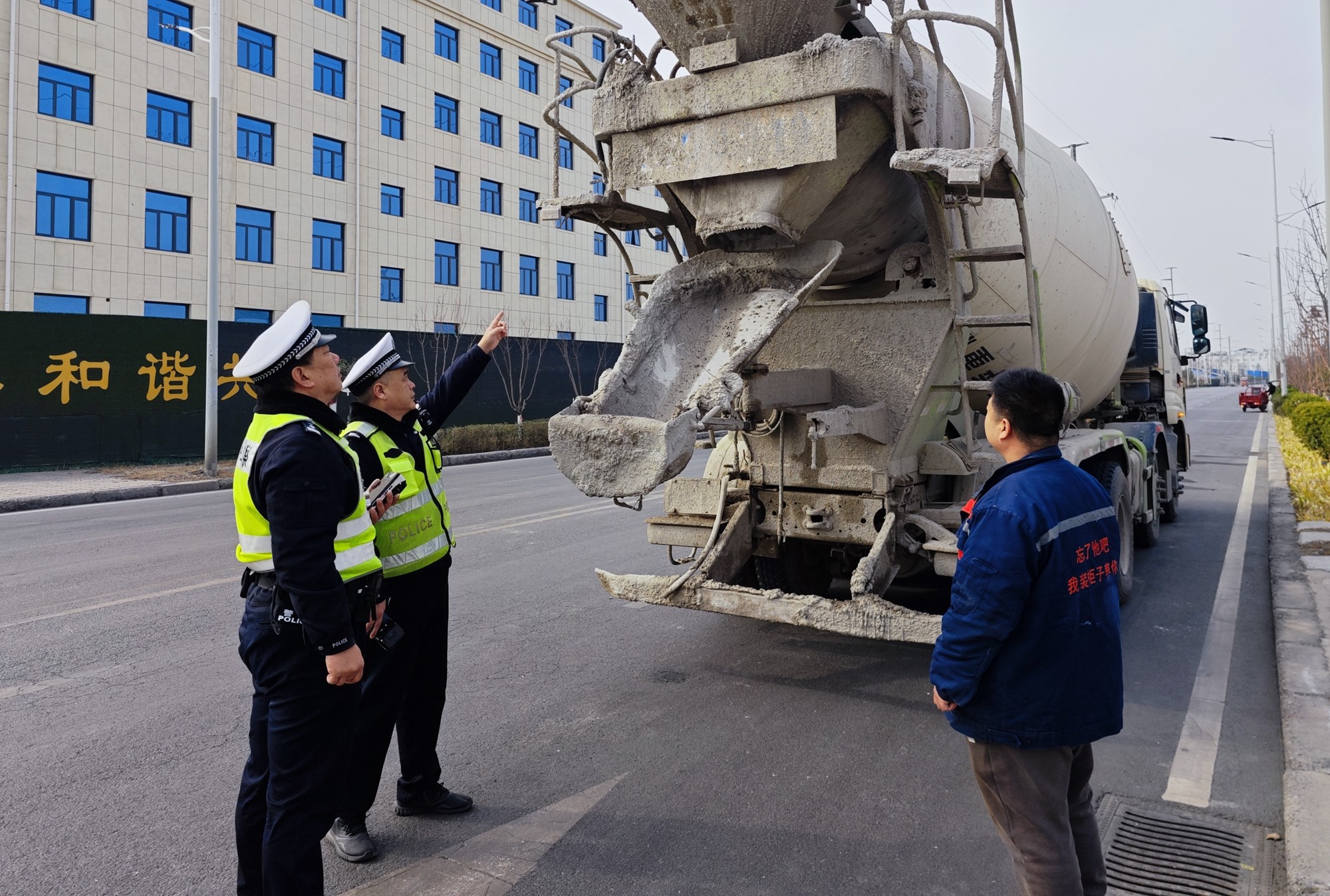 河南焦作交警开展城市工程运输车交通违法行为专项整治