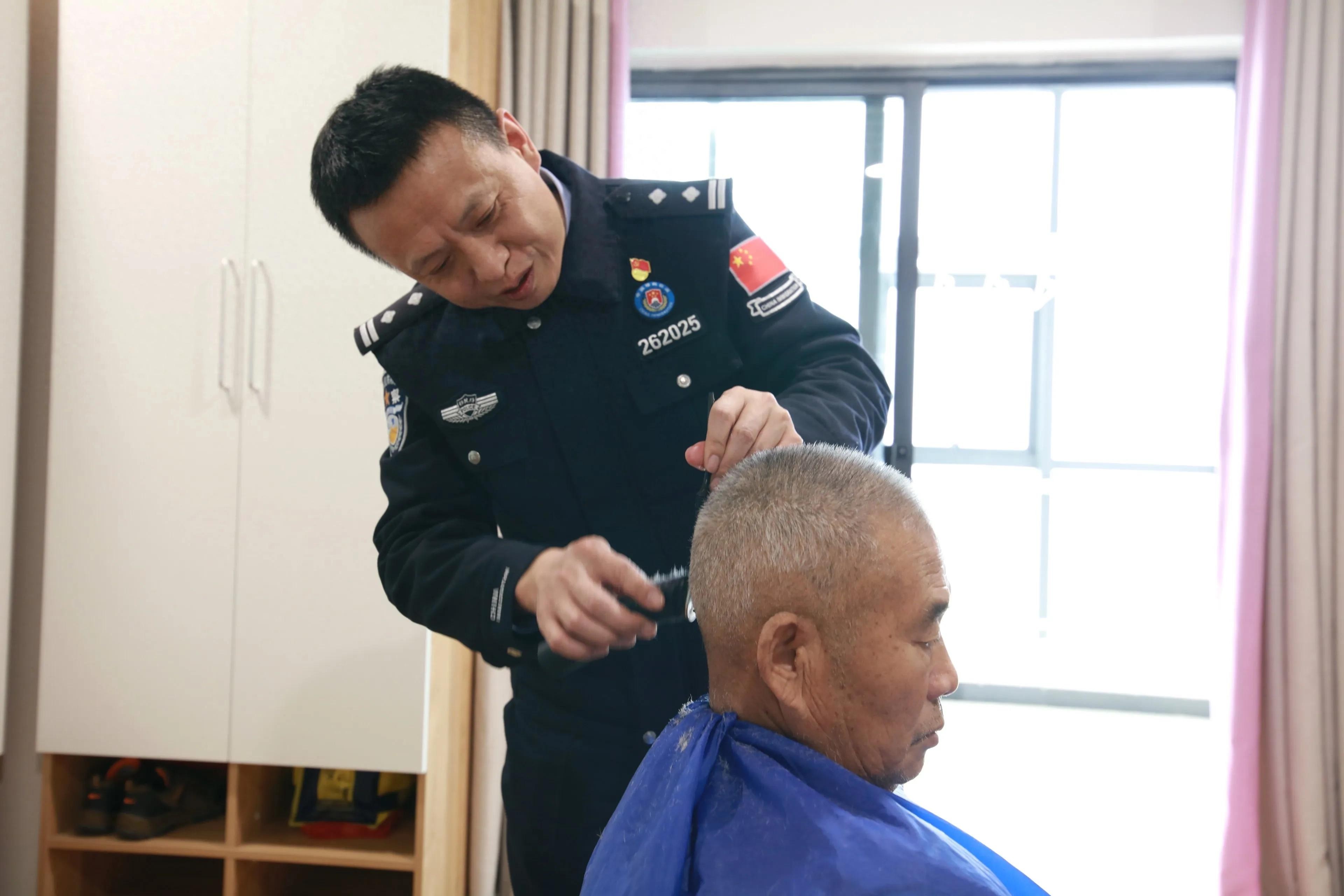 河南洛阳边检为银发老人送温暖