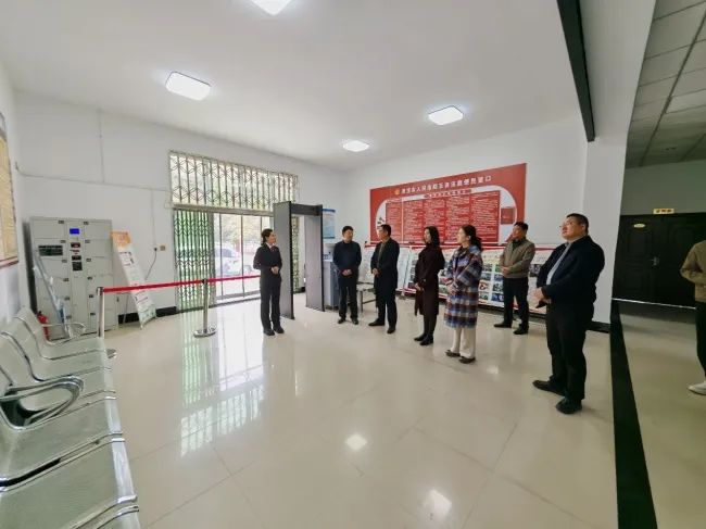 新乡考察团到灵宝法院五亩法庭考察交流“枫桥式人民法庭”创建工作