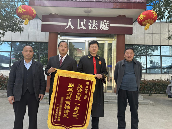 河南省南阳市方城县法院：土地纠纷终化解 悉心调解获锦旗